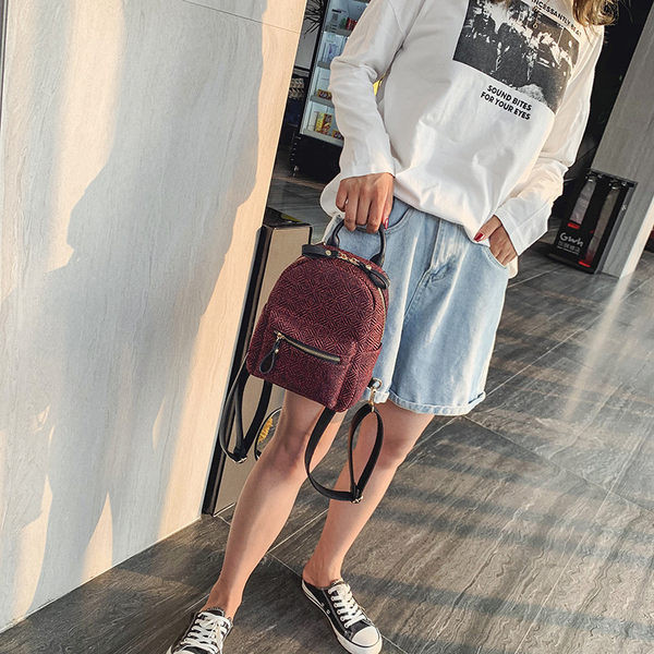 Elegantne naiste miniseljakott esitaskuga