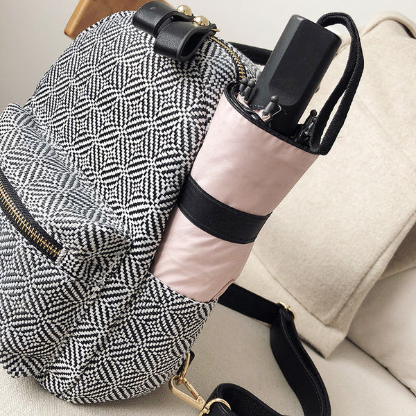 Elegantne naiste miniseljakott esitaskuga