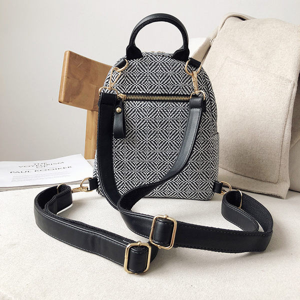 Elegantne naiste miniseljakott esitaskuga