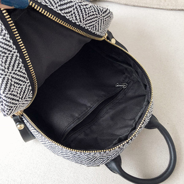 Elegantne naiste miniseljakott esitaskuga