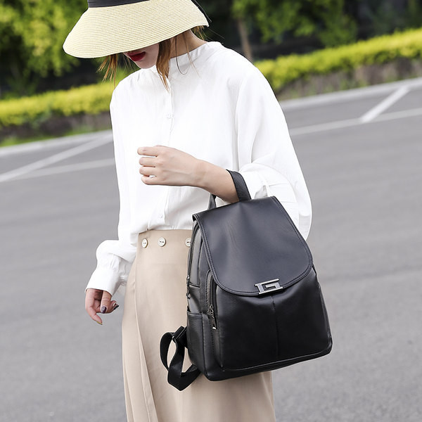 Aktuális női bőr hátizsák fém elemes sima modellel