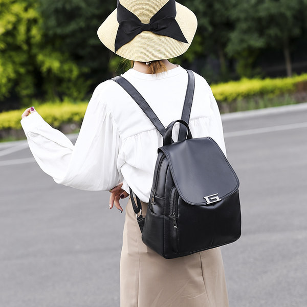 Aktuális női bőr hátizsák fém elemes sima modellel