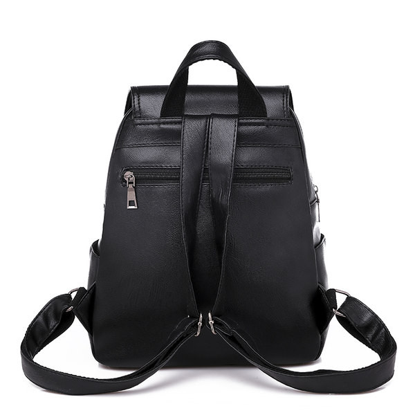 Aktuális női bőr hátizsák fém elemes sima modellel