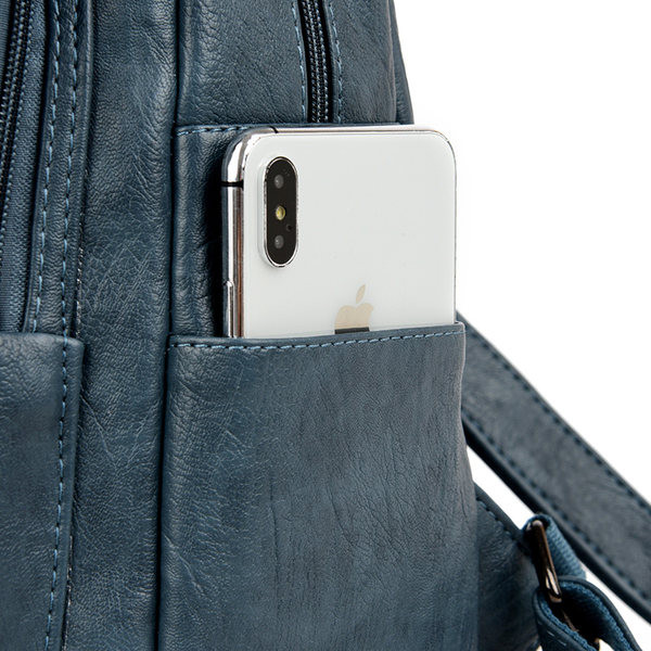 Γυναικείο σακίδιο πλάτης από συνθετικό δέρμα και μεταλλική διακόσμηση