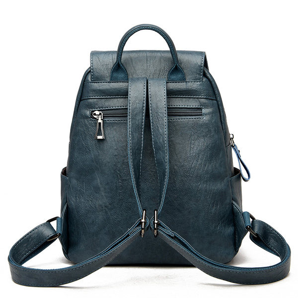 Γυναικείο σακίδιο πλάτης από συνθετικό δέρμα και μεταλλική διακόσμηση