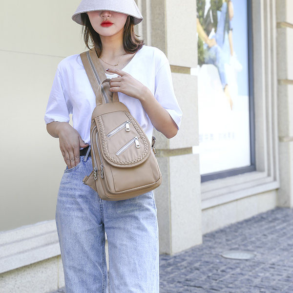 Naiste nahast kott ees lukuga mitmes värvitoonis