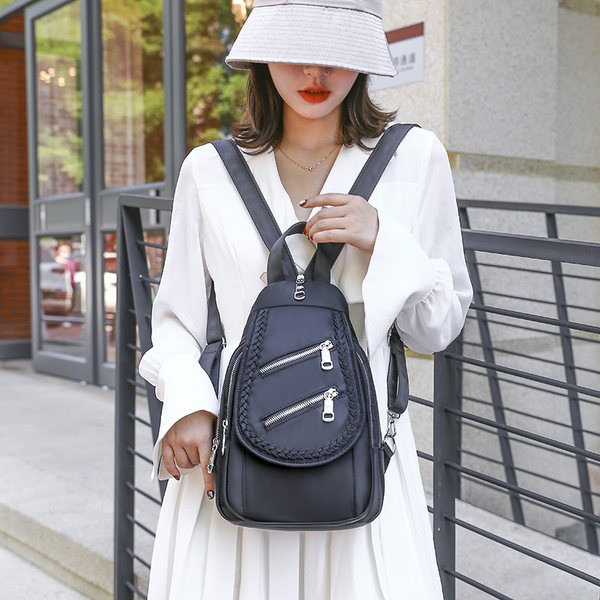 Naiste nahast kott ees lukuga mitmes värvitoonis