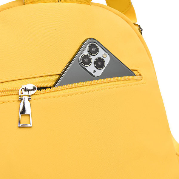 Naiste kaasaegne metallelemendi ja lukuga seljakott