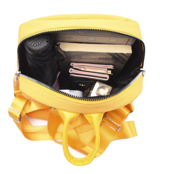 Naiste kaasaegne metallelemendi ja lukuga seljakott