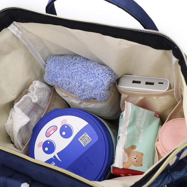 Stílusos női hátizsák virágmintával és cipzárral