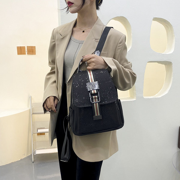 Musta värvi metallist elemendiga väike naiste seljakott