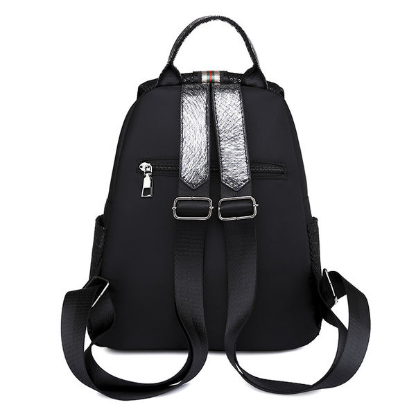 Musta värvi metallist elemendiga väike naiste seljakott