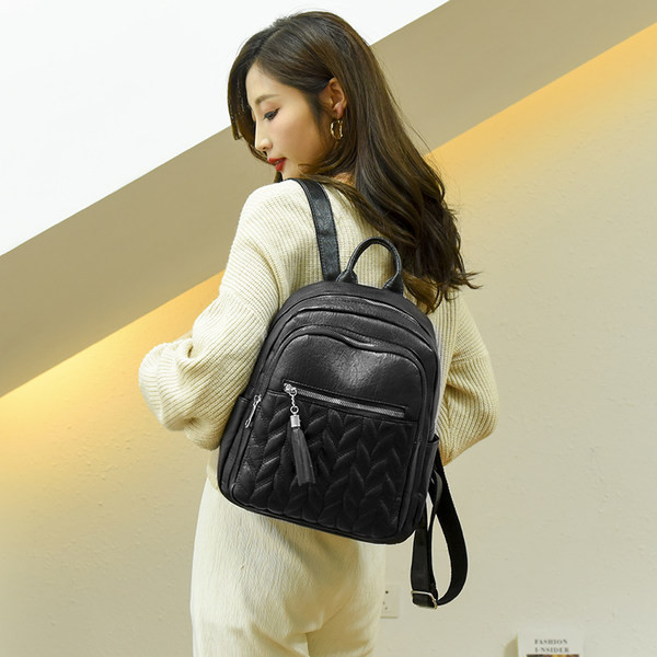 Stílusos női bőr hátizsák elülső cipzárral