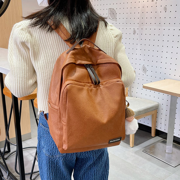 Női alkalmi bőr hátizsák kulcstartóval