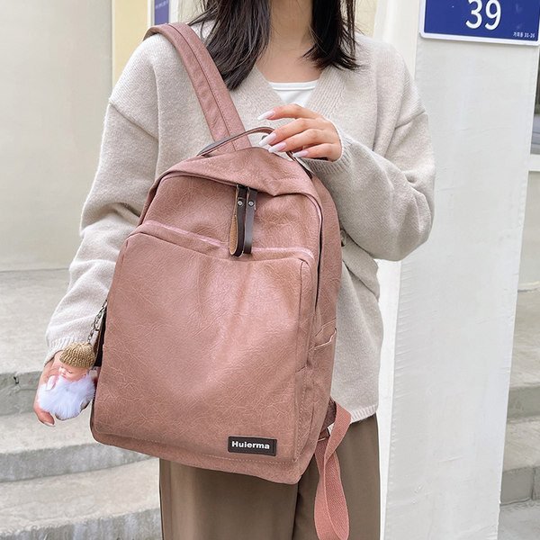 Női alkalmi bőr hátizsák kulcstartóval