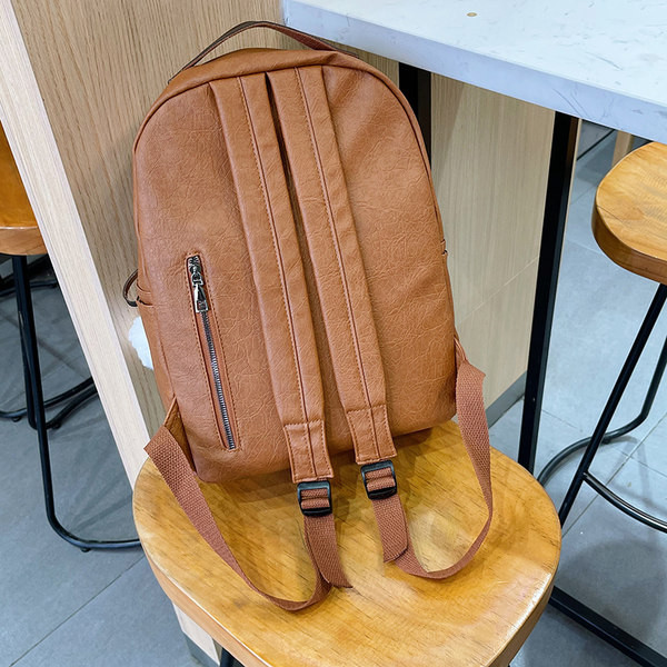 Női alkalmi bőr hátizsák kulcstartóval