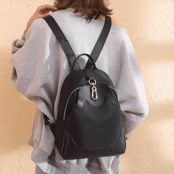 Naiste nahast seljakott lukuga kolmes värvitoonis