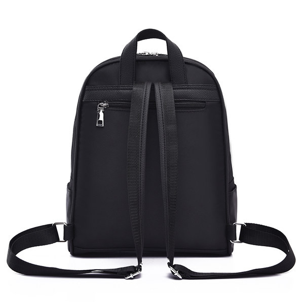 Női bőrtáska cipzárral és medállal három színben