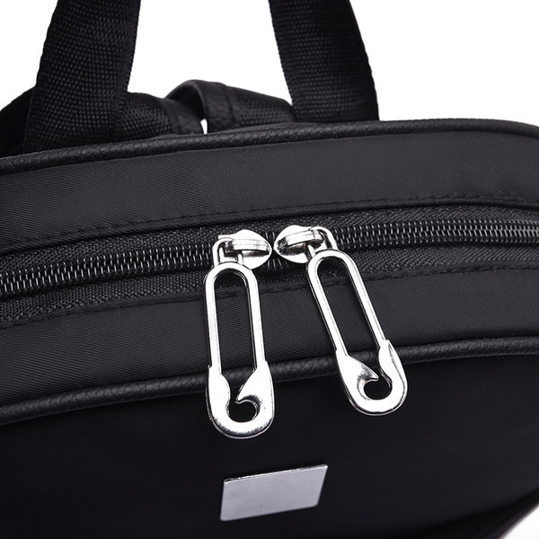 Női bőrtáska cipzárral és medállal három színben