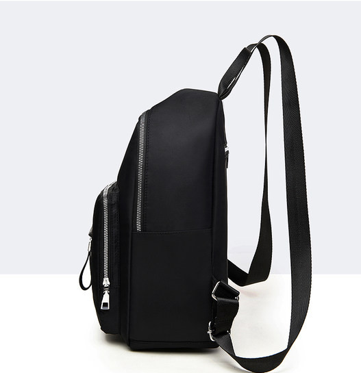 Naiste nahast seljakott eesmise lukuga musta värvi