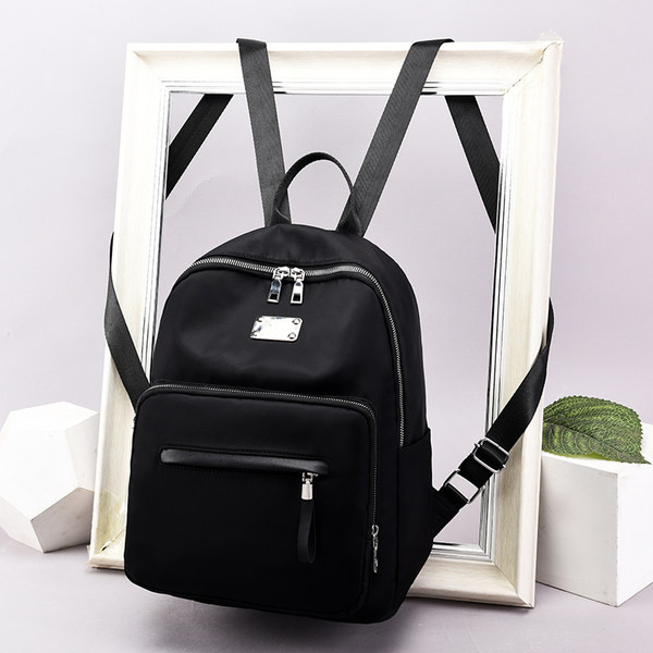 Naiste nahast seljakott eesmise lukuga musta värvi