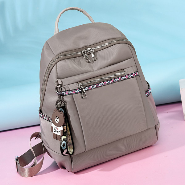 Naiste seljakott kolmes värvitoonis lukuga