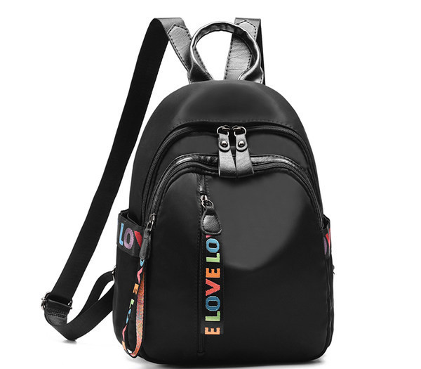 Női bőr hátizsák fekete színű feliratokkal