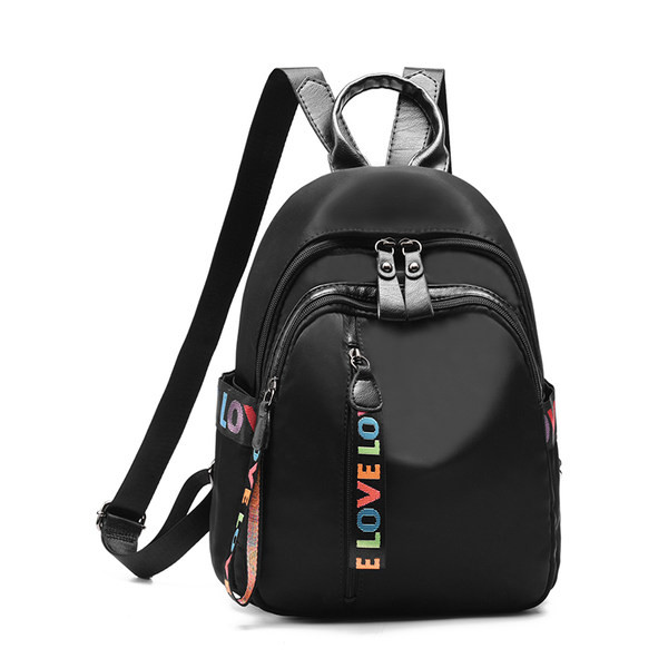 Női bőr hátizsák fekete színű feliratokkal