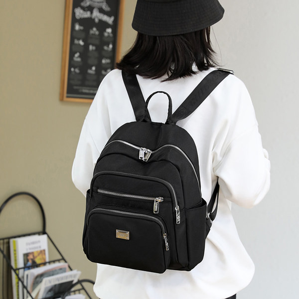 Metallist kaunistusega tekstiilist seljakott naistele