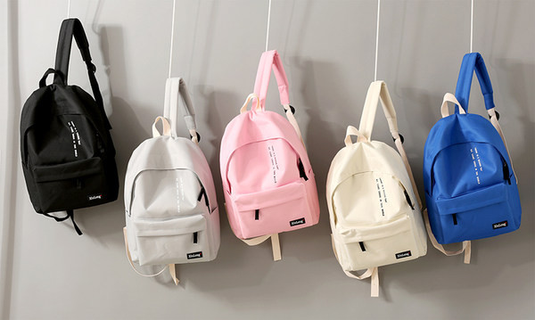 Igapäevane tekstiilist seljakott kirjadega