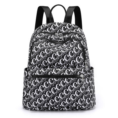 Stílusos női hátizsák különböző textilfelvitelekkel