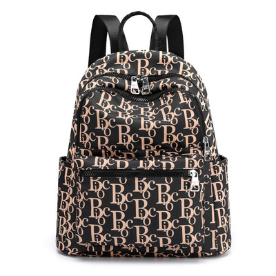 Stílusos női hátizsák különböző textilfelvitelekkel