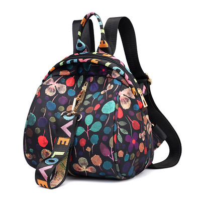 Värviline naiste seljakott kirjaga