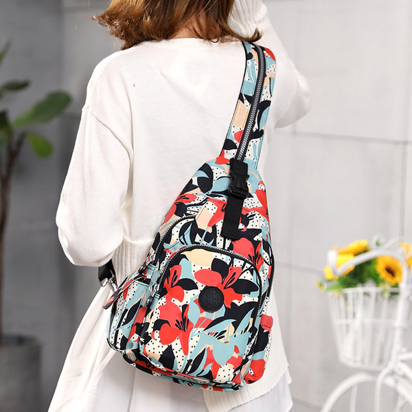 Naiste suur lillemotiivide ja tõmblukuga seljakott