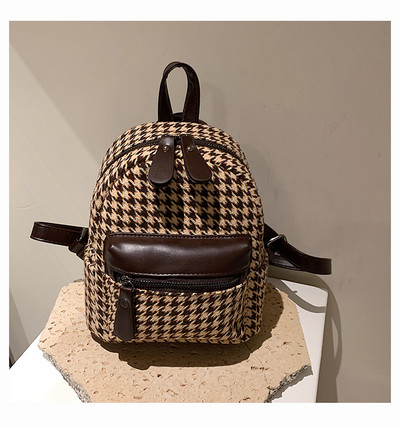 Μοντέρνο σακίδιο πλάτης με τσέπη και φερμουάρ