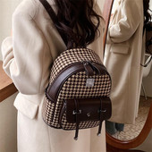 Kolmes värvitoonis väike esitaskuga naiste seljakott