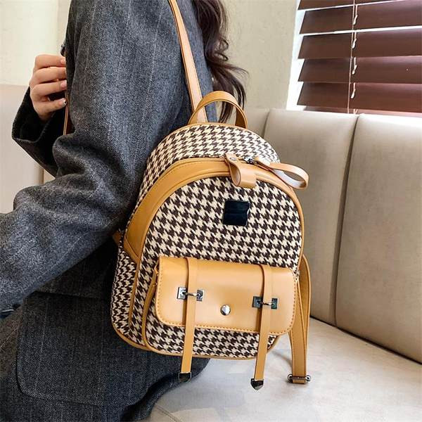 Kolmes värvitoonis väike esitaskuga naiste seljakott