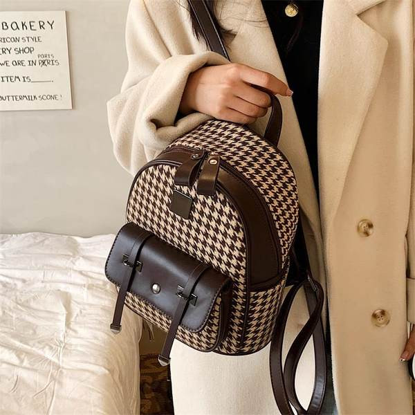 Kolmes värvitoonis väike esitaskuga naiste seljakott