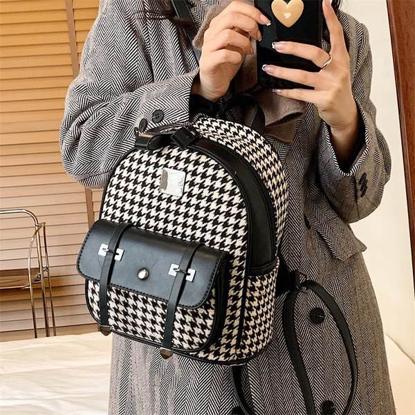 Kolmes värvitoonis väike esitaskuga naiste seljakott