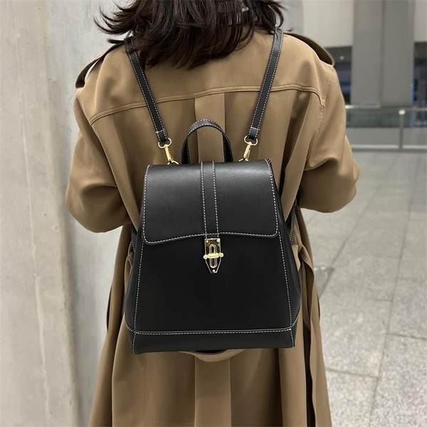 Moodne nahast lukuga seljakott - naistele