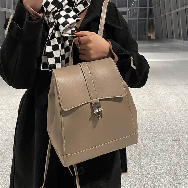 Moodne nahast lukuga seljakott - naistele