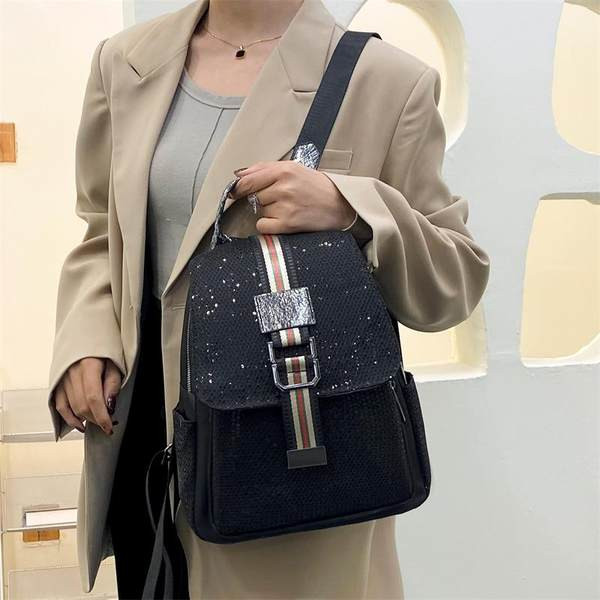 Naiste seljakott musta värvi ja tekstiilist rihmadega