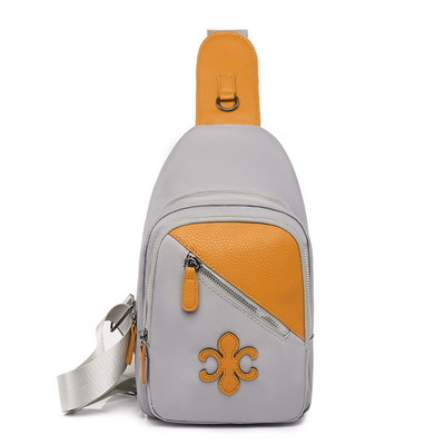 Kolmes värvitoonis esitaskuga naiste seljakott