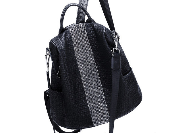 Naiste eko-nahast musta värvi metallidekooriga seljakott