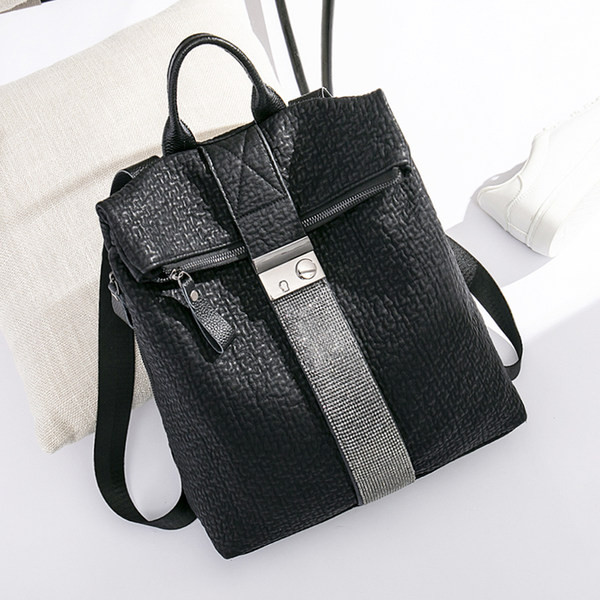 Naiste seljakott luku ja lukuga