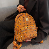 Naiste nahast seljakott metallist neetide ja pealdisega