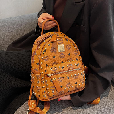 Naiste nahast seljakott metallist neetide ja pealdisega