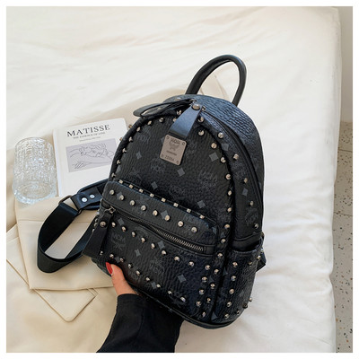 Naiste nahast seljakott metallist neetide ja pealdisega