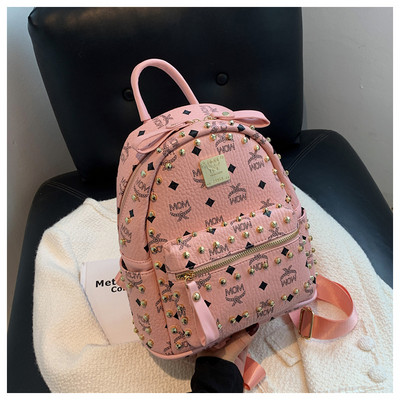 Naiste nahast seljakott metallist neetide ja pealdisega