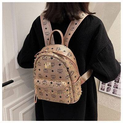 Naiste nahast seljakott metallist neetide ja pealdisega